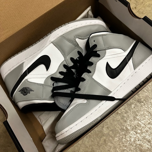 Jordan 1 mids - Picture 1 of 2